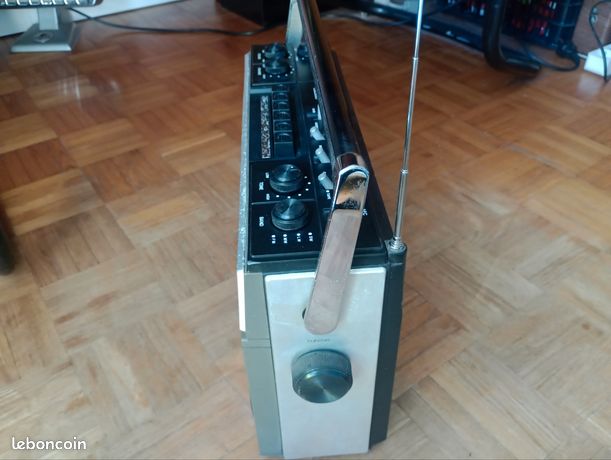 La cassette ancienne est un symbole de la musique des années 90 La cassette ancienne est un symbole de la musique des années 90