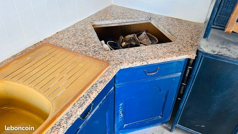 Meuble de cuisine avec plan de travail en marbre (image 5)