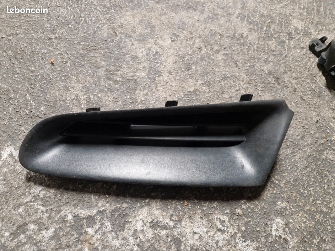 Calandre avant conducteur Renault Clio 3 phase 1 (image 1)