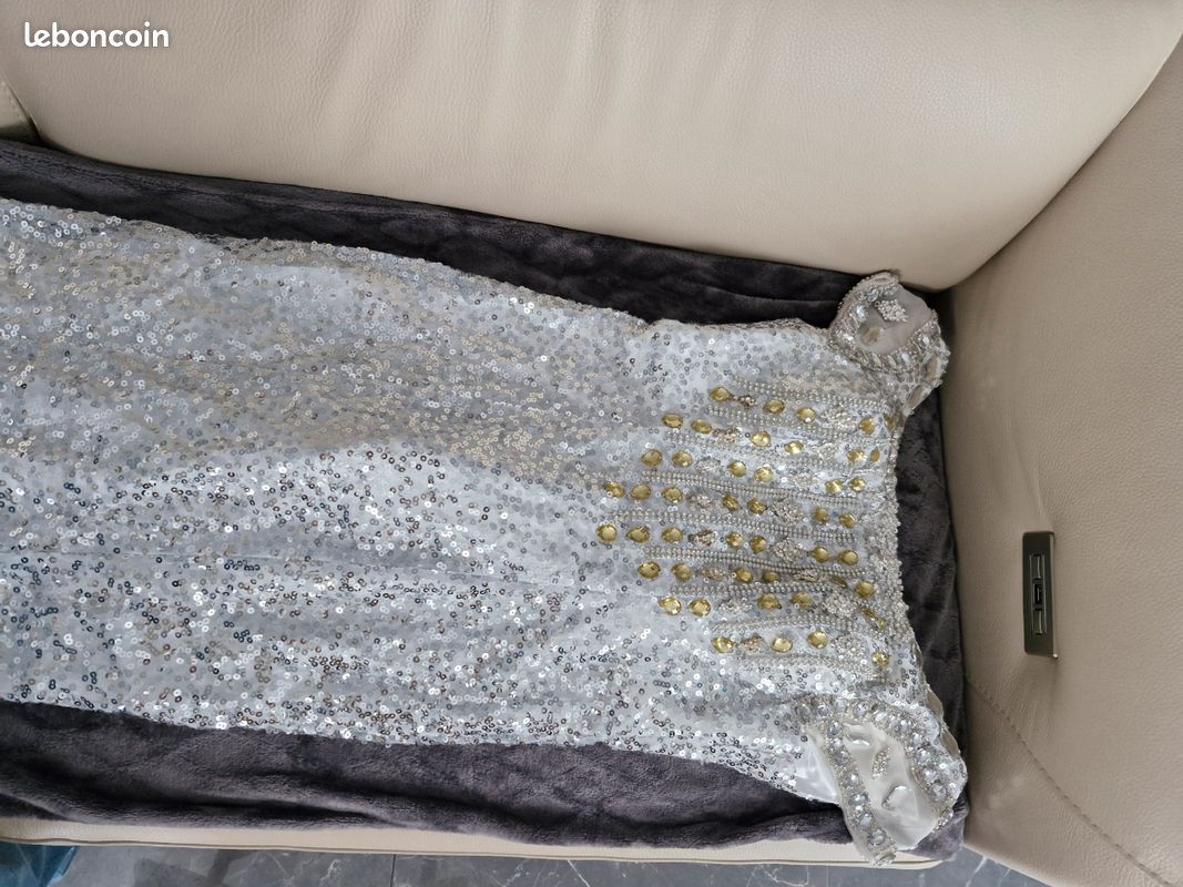Magnifique robe de soirée pailletée argent avec des strass taille 38 neuf jamais porté dans son emballage d'origine (image 3)