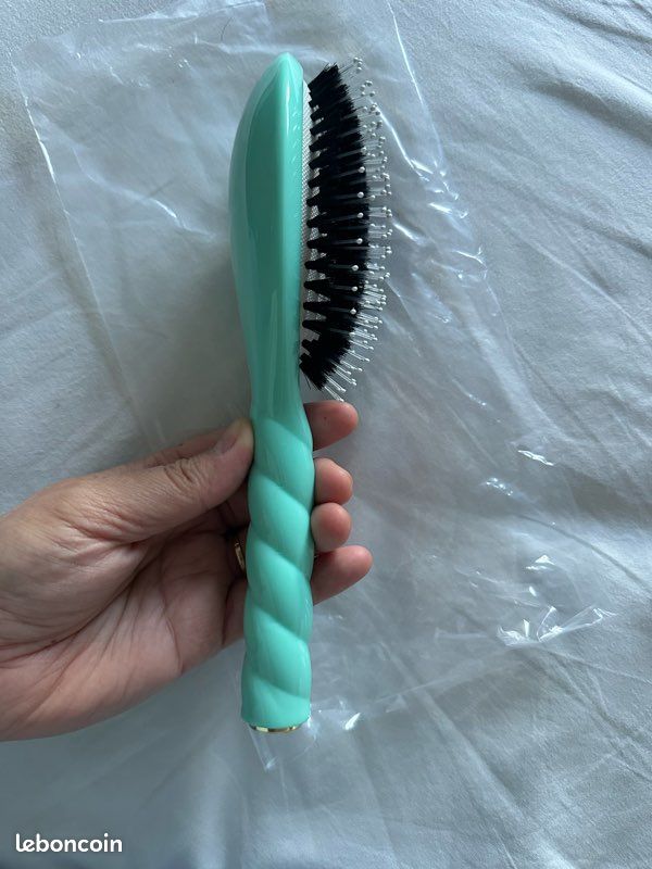 La Grande Brosse Cuir Chevelu Sensible l’Indispensable Douceur. Édition limitée Bleu Lagon N. 03 (image 3)
