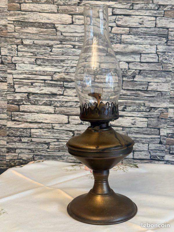 Lampe ancienne à pétrole (image 1)