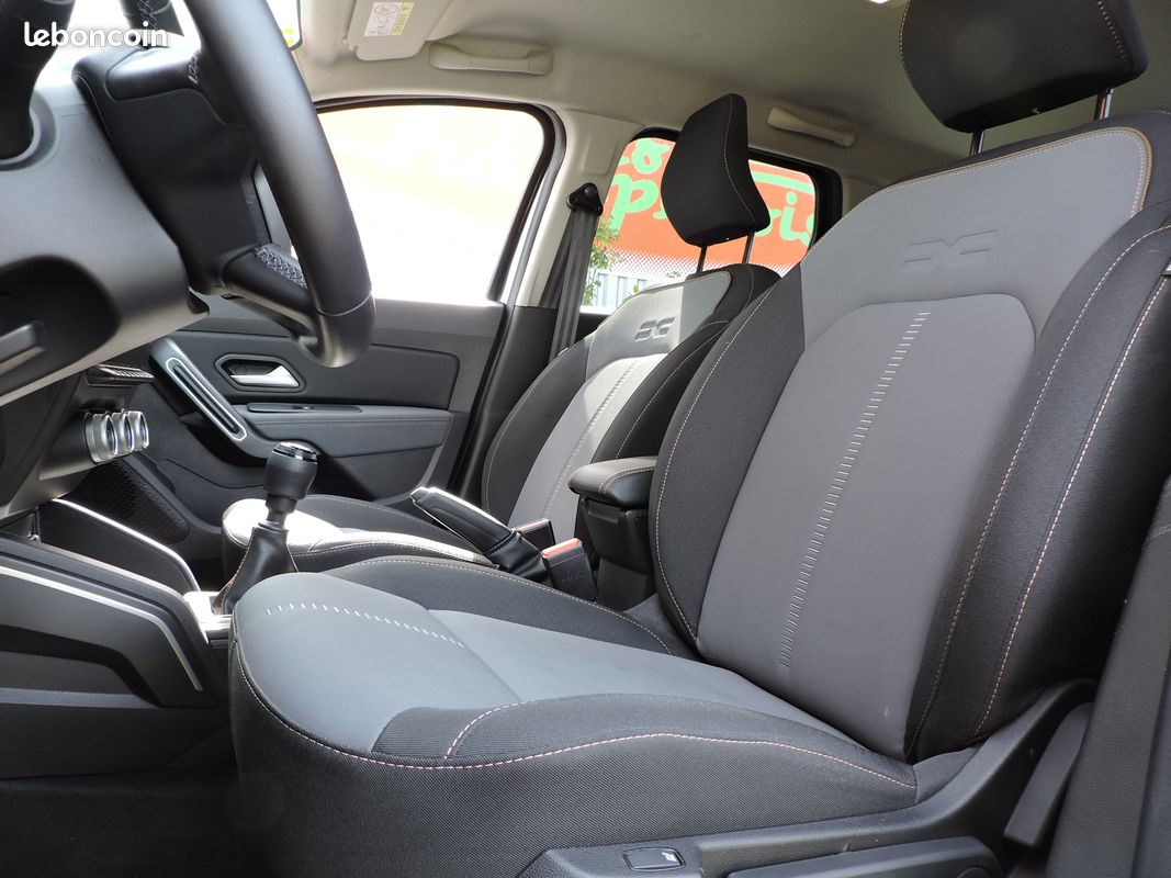 Dacia Duster 1.5 BlueDCI 115cv EXTREME 4X4 / ATTELAGE / CAMERA 360 / PAS DE MALUS (image 8)