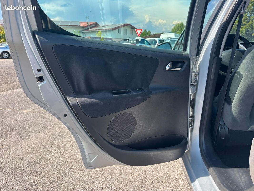 PEUGEOT 207 1.6 VTi 16V 120ch Premium (image 14)