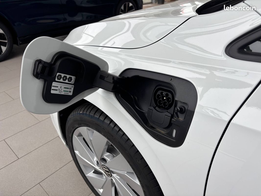 VOLKSWAGEN Golf 1.5 eHybrid 204 DSG6 VW Edition (image 8)