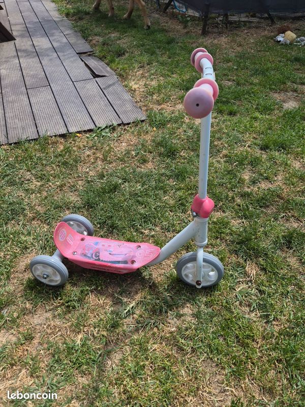 Vend trotinette 3 roues enfant Cars blanche et rouge en état 5 euros (image 2)