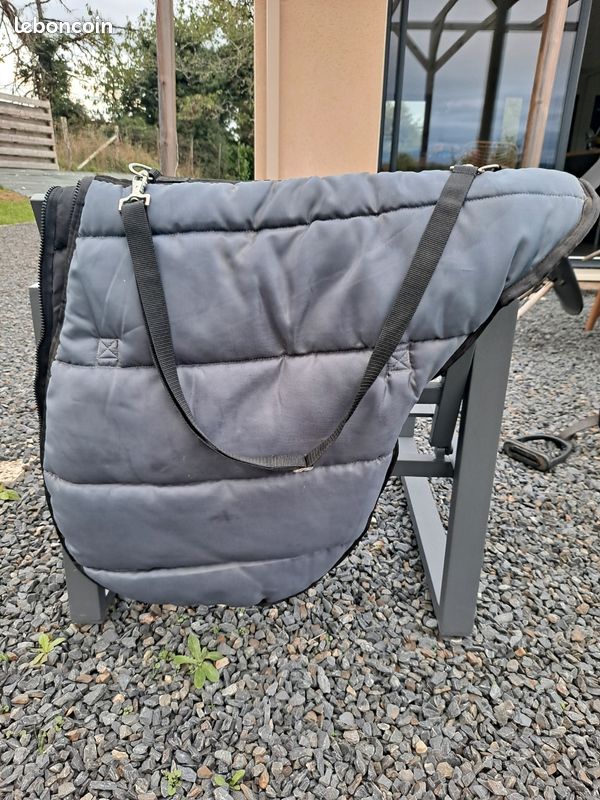 Selle noire synthétique sans arbrisseau, taille 16 à 18