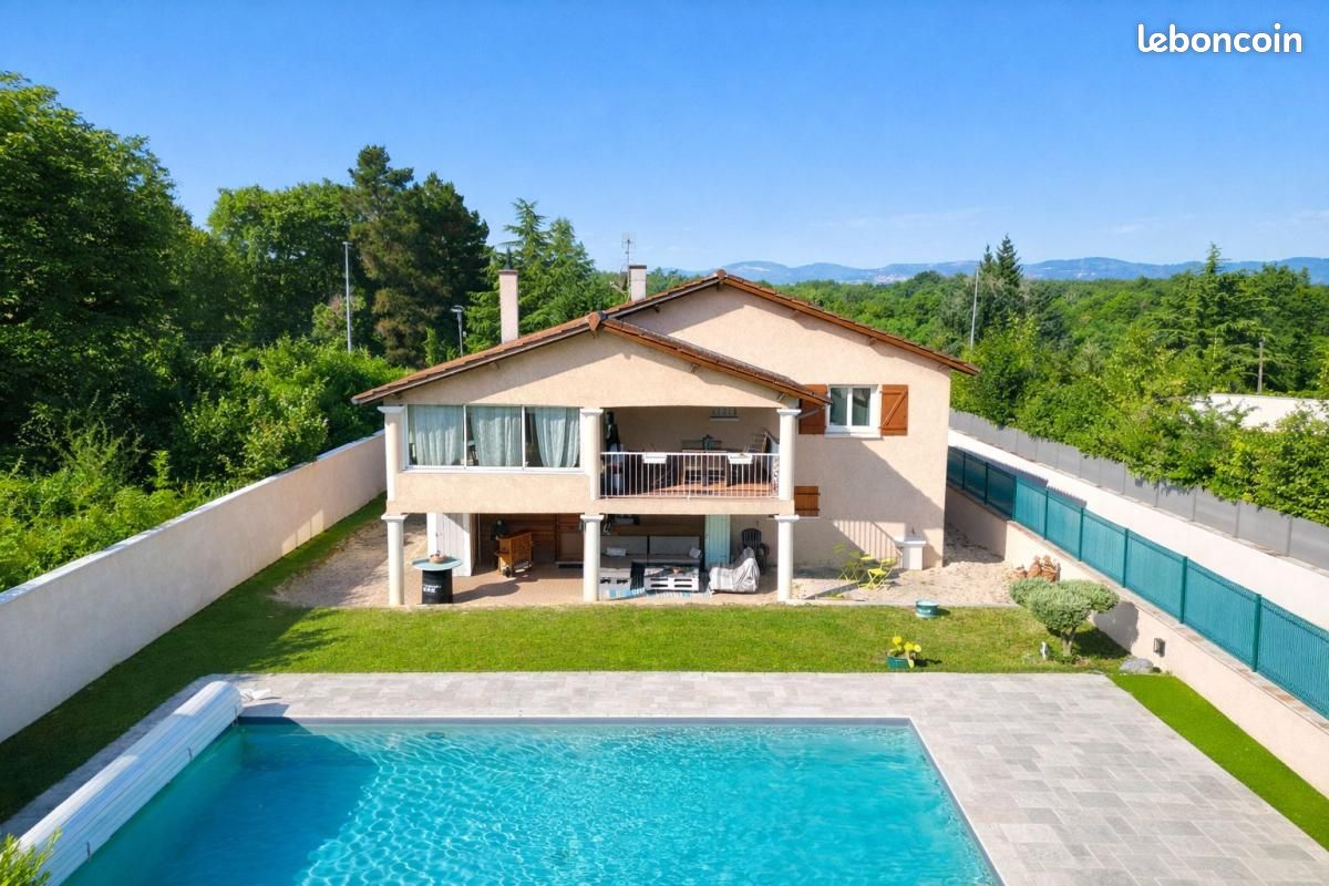 Maison 8 pièces 223 m² · à Charbonnières-les-Bains · 223 m² · 749 000 €
