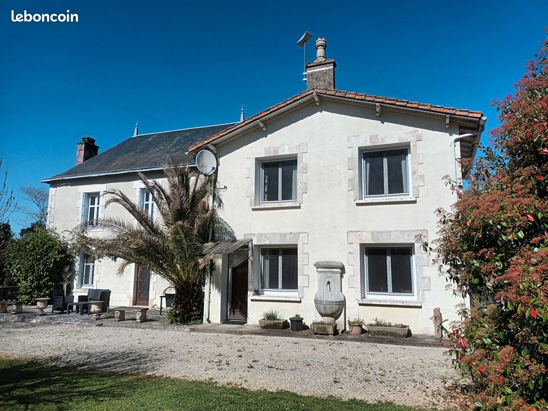Maison 10 pièces 368 m² · à Savigné · 368 m² · 435 000 €