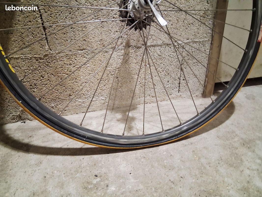 Roues à pneu 700 MAVIC route Comete Pro Carbon UST 25 noire décor noir