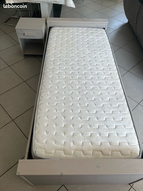 Lit 90 x 200 - matelas - table de chevet (image 1)