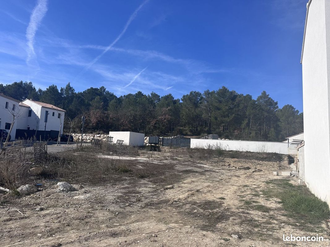 Terrain à bâtir de 558 m² à LE PUY-SAINTE-REPARADE (13) · à Le Puy-Sainte-Réparade · 230 000 €