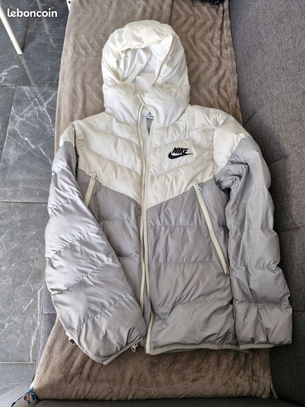 Très belle doudoune Nike acheté chez Nike blanche et grise taille s enfant très bonne état (image 1)