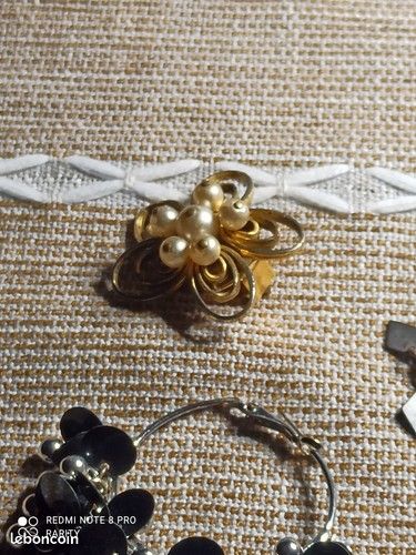 Lot Vintage De Boucles D'oreilles Et Bijoux Fantaisie Dépareillés