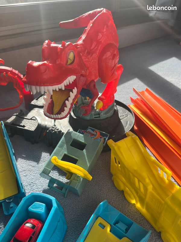 Lot Hot Wheels - Dinosaure, routes, station de lavage, propulseurs … (image 2)
