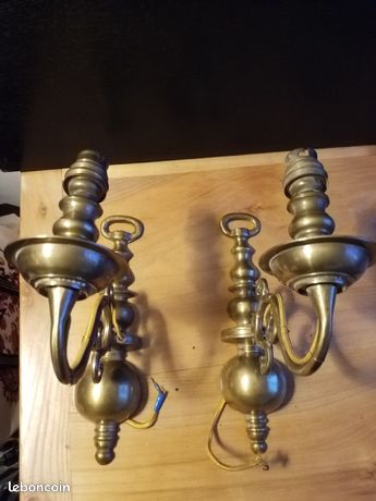 Appliques électrifiées en bronze, une paire à un éclairage