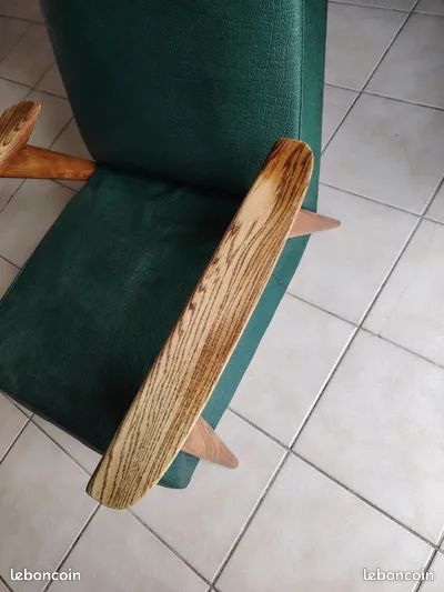 Fauteuil vintage style scandinave des années 60/70, structure en bois massif et assise/dossier en skaï vert (image 4)