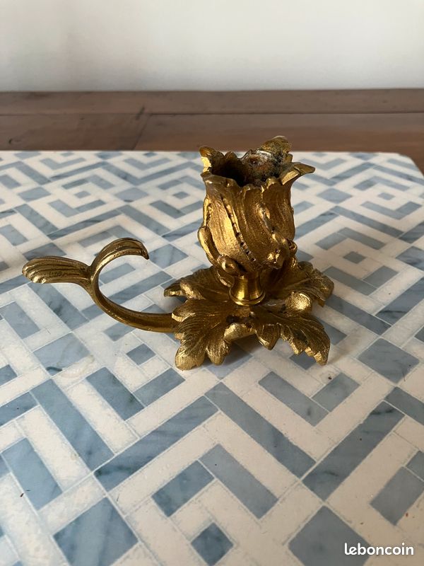 PAIRE DE BOUGEOIRS ancien en laiton avec bouton poussoir vintage. Porte