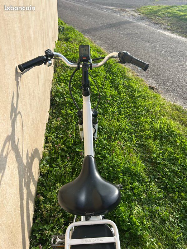 Vélo de ville électrique entièrement reconditionné (image 3)