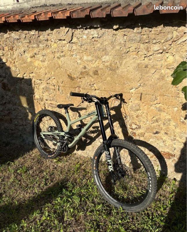VTT DH commencal furious 2022 (image 1)