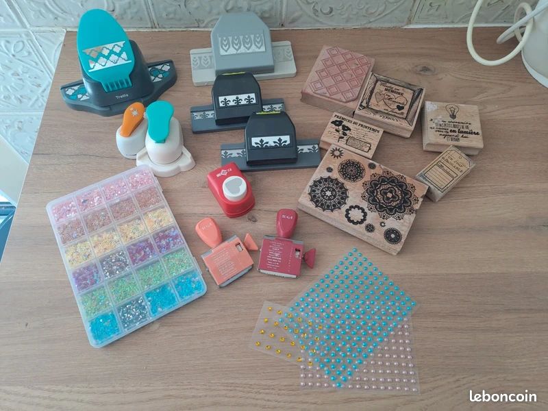 🎨✨ Gros lot de matériel de scrapbooking – Tampons & perforatrices ✨🎨 (image 1)