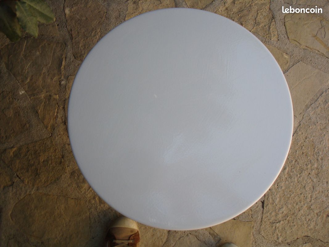 Table métallique ronde (image 1)