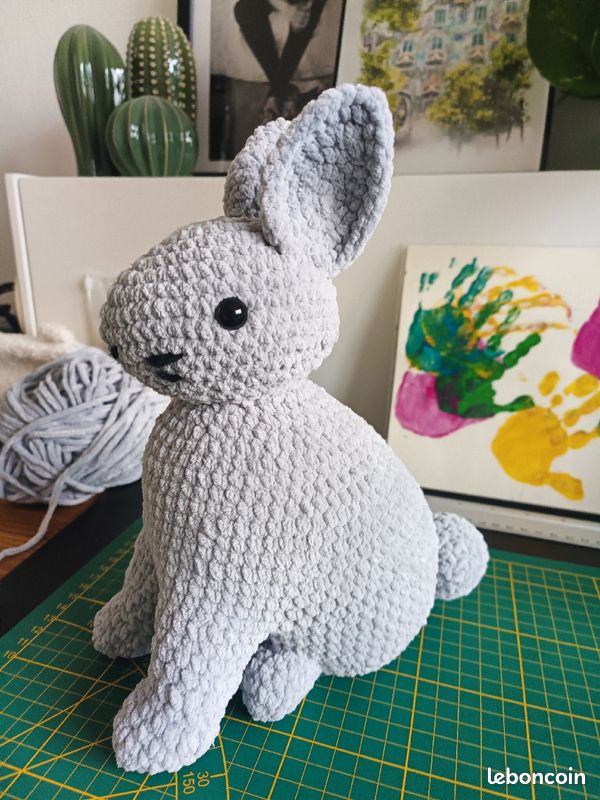 Peluche lapin gris au crochet (image 1)