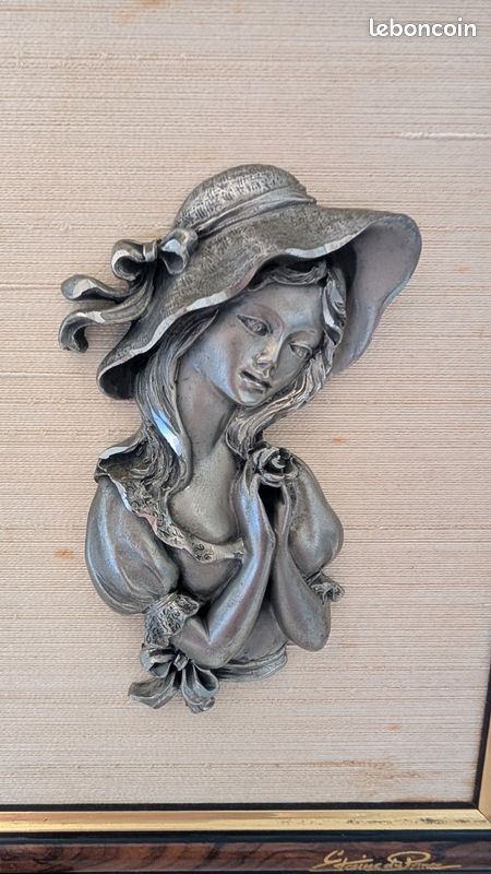 Cadre avec femme en étain tenant une rose (image 2)