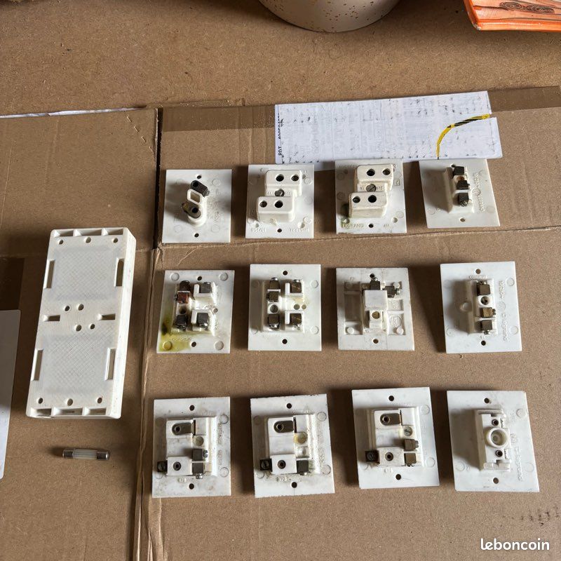 Lot D'appareillage électrique Legrand (Mistral Et Atlantis) - Prises Et Interrupteurs D'occasion
