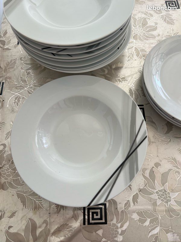 Lot 13 assiettes en porcelaine (image 3)