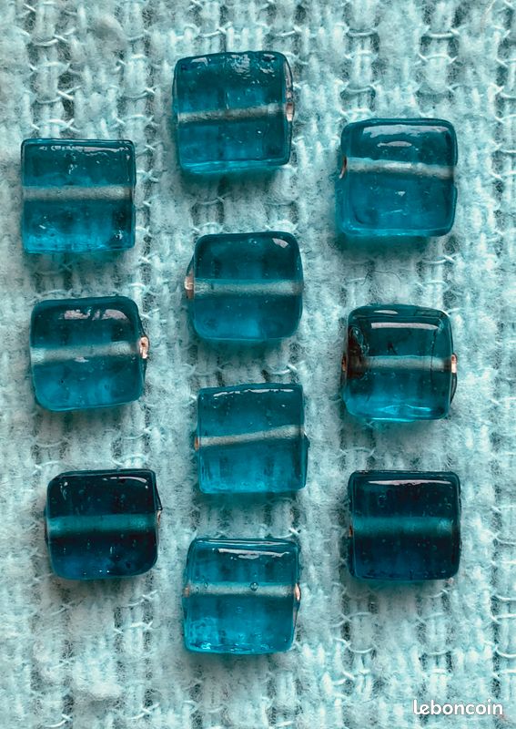 Lot D'anciennes Perles En Verre Forme Cube 0,7 Cm - Perles Très Anciennes, Origine France