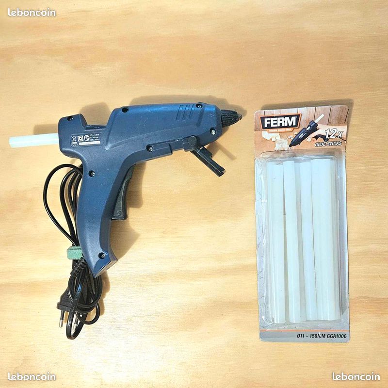 Pistolet à colle FERM avec batônnets de colle (image 1)