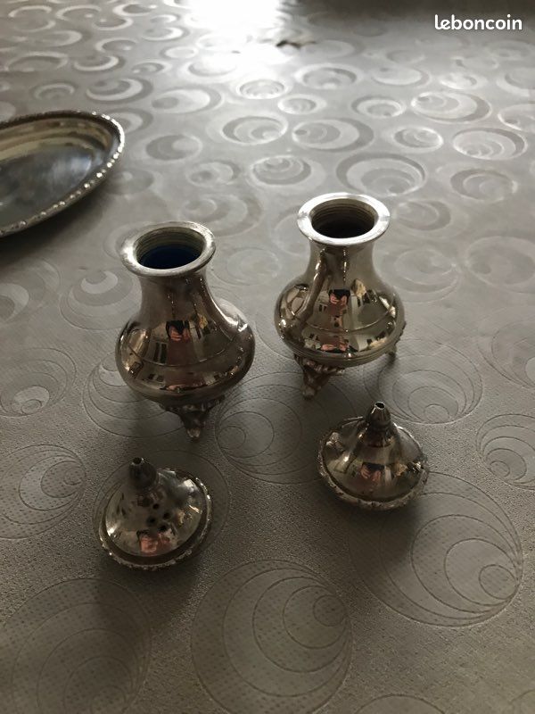 Vieux Shakers Métal Moulé Bronze - Salière Et Poivrière Tombes Funéraires Colline - Vintage KS