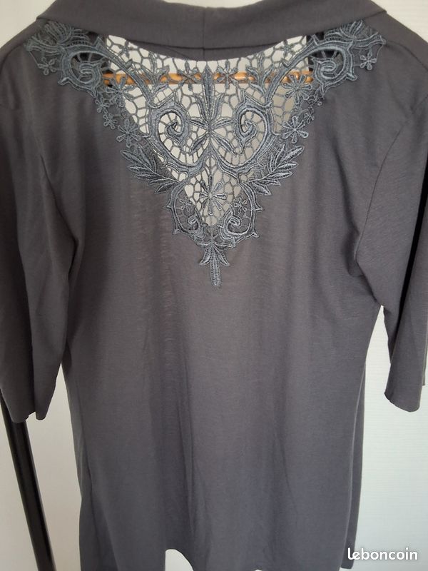 Gilet femme manches courtes gris broderie dans le dos (image 6)