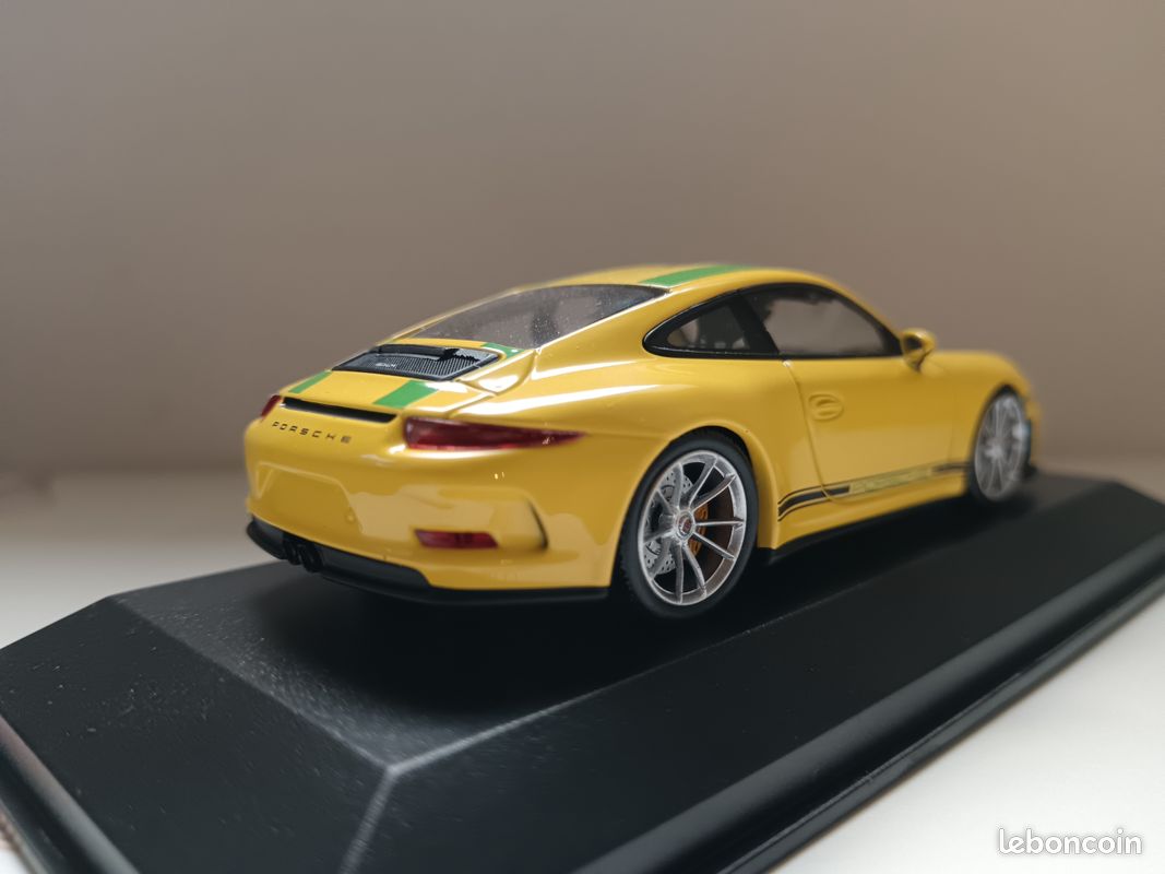 Porsche 911 R Type 991 2016 Reines Weiß mit Grünen Streifen 1/12 Schuco 450046900