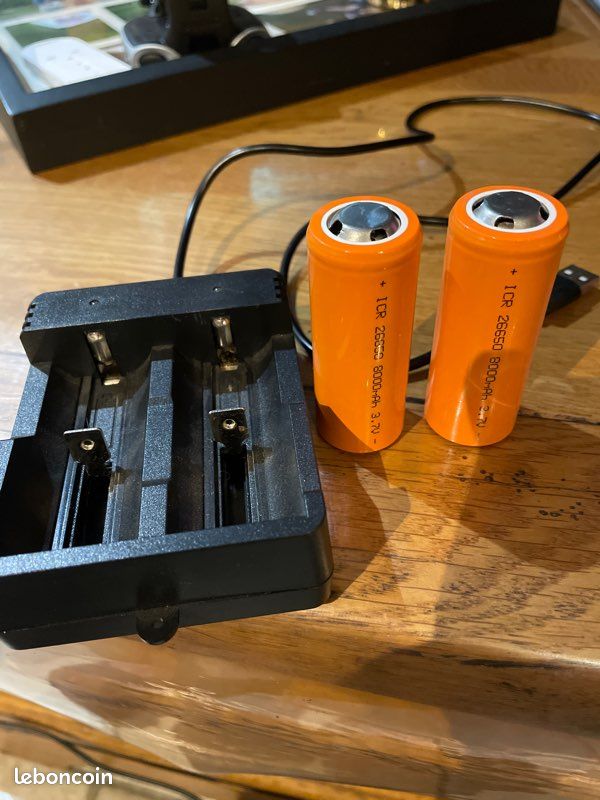 Chargeur et 2 accus 26650 8000 mAH - Photo, audio & vido