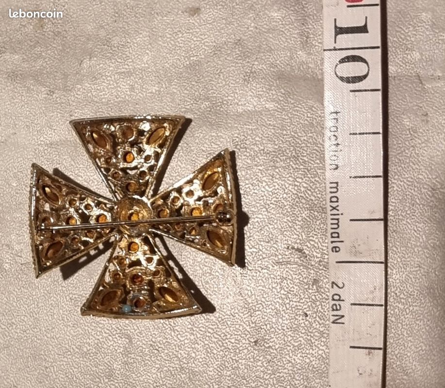Broche vintage en forme de croix de Malte dorée ornée de cabochons et de strass colorés, manque une pierre (image 2)