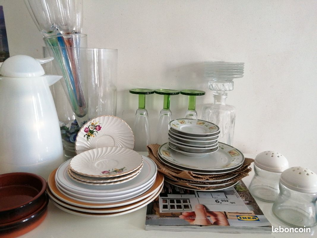 Lot d'assiettes, surtasses, cendriers, selier+poivrier, thermos (image 1)