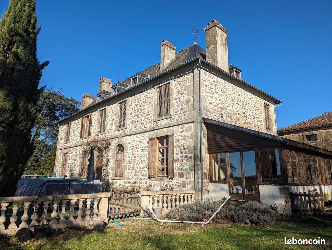 Manoir 10 pièces 638 m² - Lesterps 16420 (image principale 0)