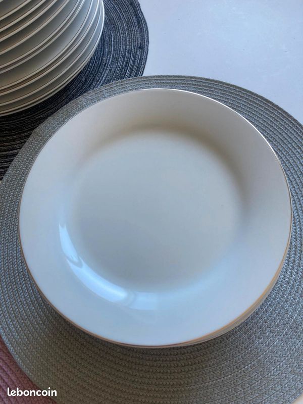 Service vaisselle blanc liseré dore (image 4)