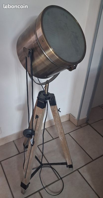 Lampe sur pied style industriel (image 1)