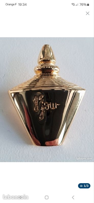 Broche Yves Rocher en métal doré "8ème jour" (image 1)