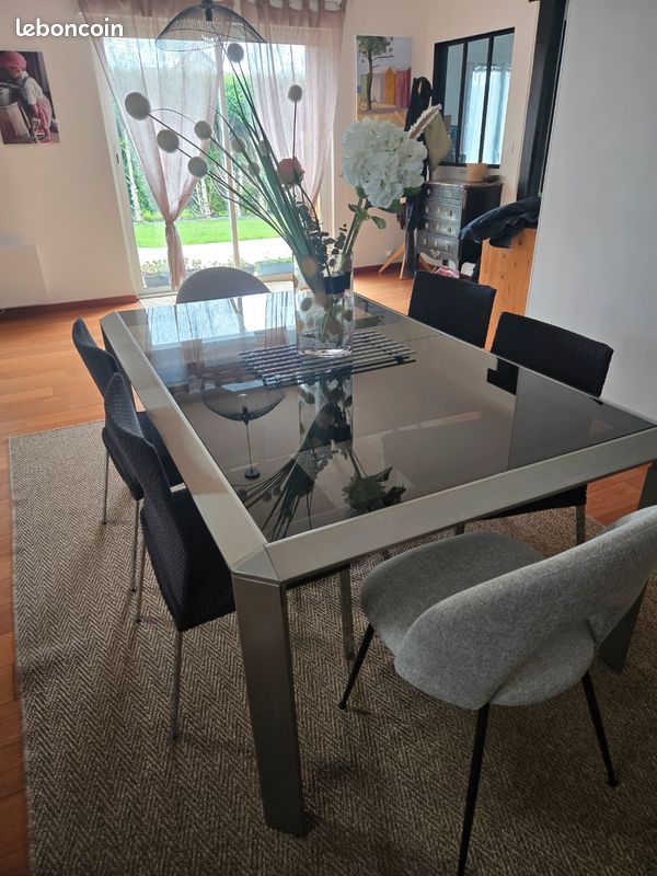 Elégante table de salle à manger Roche et Bobois, plateau en verre et pieds bois