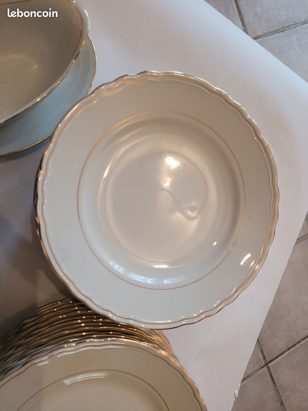 Service de table 44 pièces véritable porcelaine de luxe avec liseret d'or (image 3)