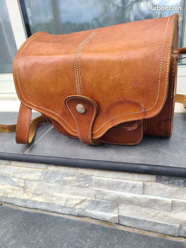 Sac médecine plume en cuir de cerf. Tradition Amérindienne. Pochette en