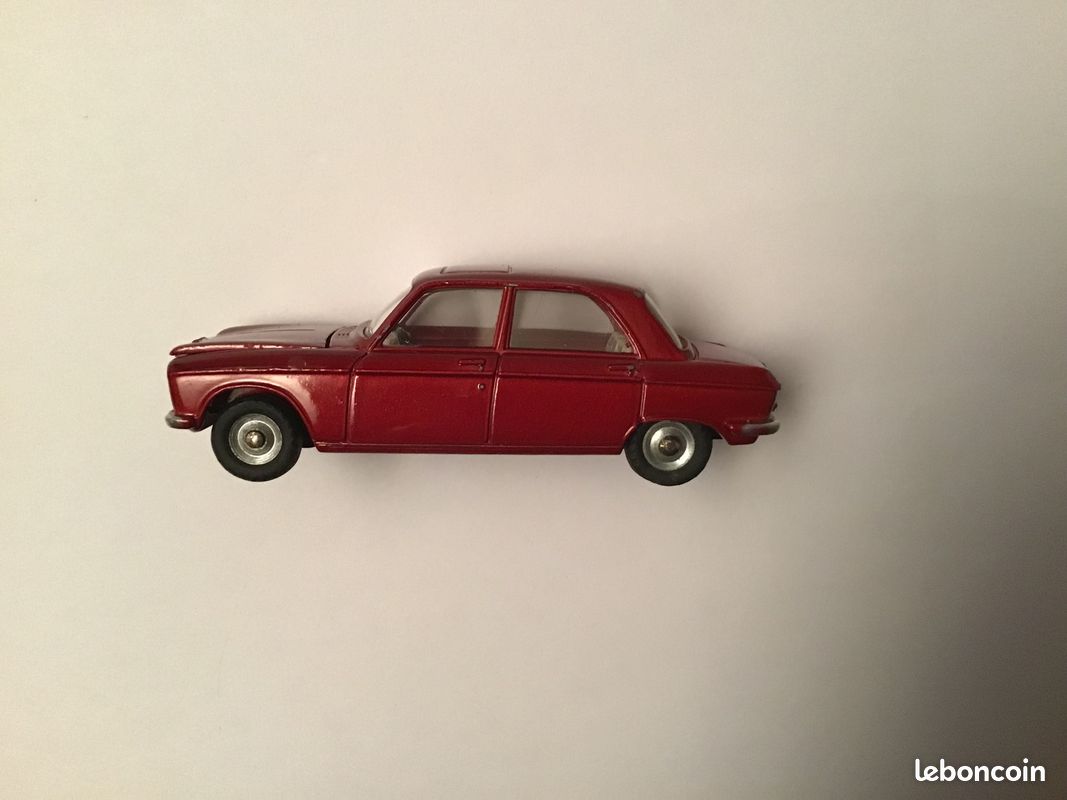 DINKY TOYS France : Peugeot 204, réf. 510, couleur bordeau métallique DINKY TOYS France : Peugeot 204, réf. 510, couleur bordeau métallique