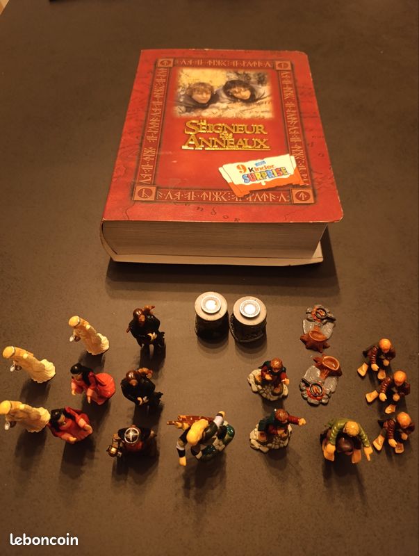 Vends lot Le Seigneur des anneaux comprenant 24 figurines et accessoires
- la boite avec ses décors en très bon état
- les boites contenants les figurines
- 2 fèves
- 2 images magics (image 5)