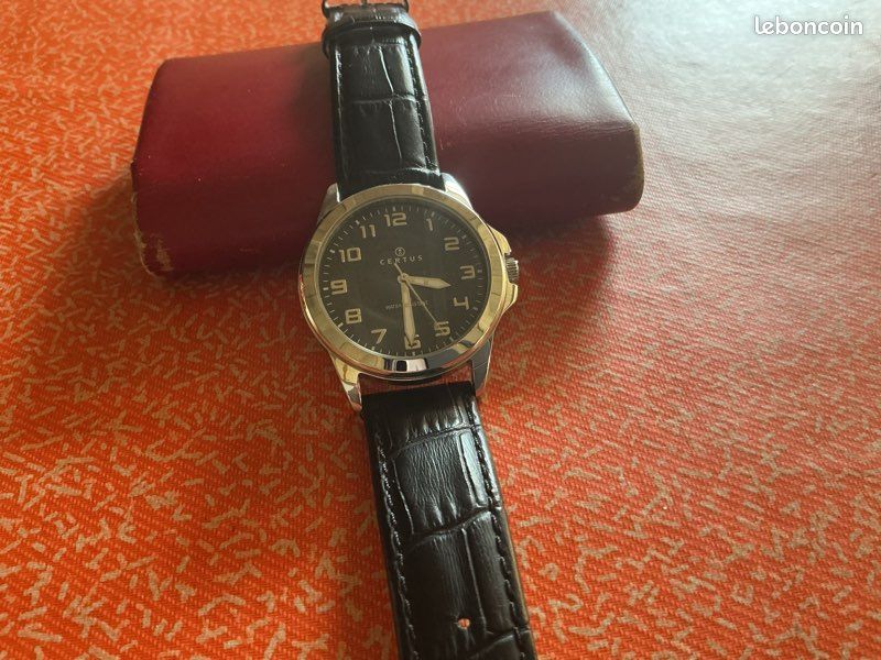 Montre Certus 610748 Quartz en fonctionnement Boîtier acier rond 38 mm Épaisseur 11 mm Cadran noir 3 aiguilles Verre plexus Bracelet cuir veau façon crocodile Doublure croûte de cuir Étanchéité 50 m (image 2)