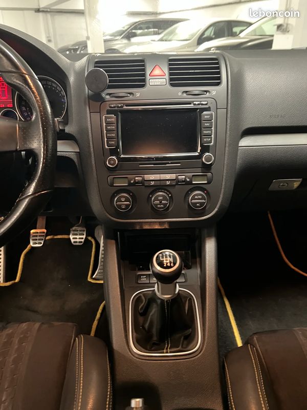 VOLKSWAGEN Golf GTI Edition PIRELLI 2.0L 235 ch - 2008 - 158 000 km - SUIVI COMPLET - MODELE RARE - REGULATEUR - PHARES LED - ALARME (image 16)