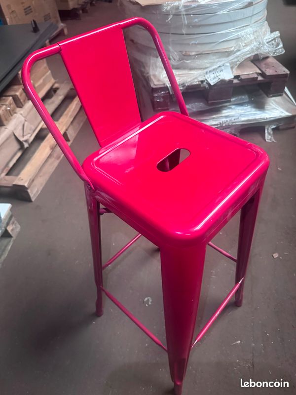 Chaises hautes de bar rouges en acier – lot disponible (image 2)